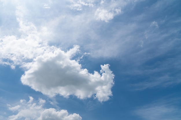 Cielo azul con nubes blancas.