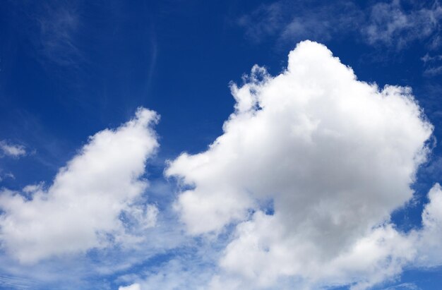 Cielo azul con nubes blancas