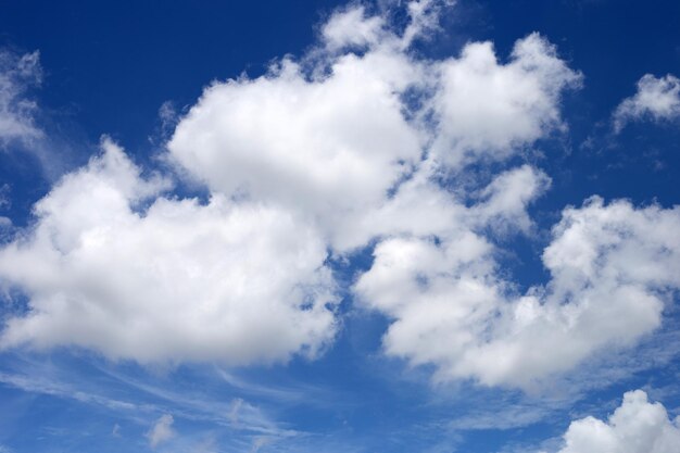 Cielo azul con nubes blancas