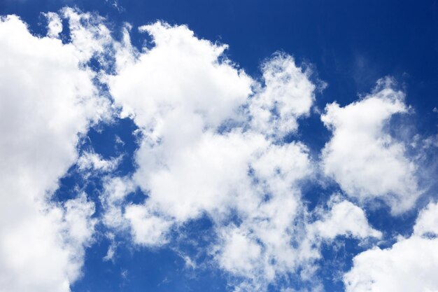 Cielo azul con nubes blancas