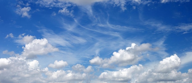 Cielo azul con nubes blancas