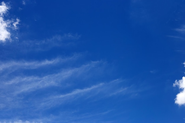 Cielo azul con nubes blancas