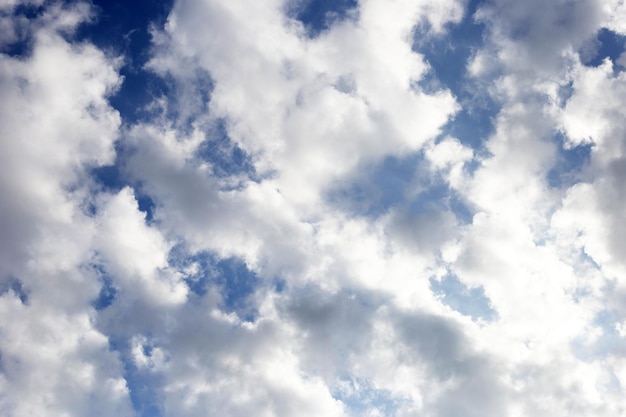 Cielo azul con nubes blancas