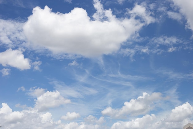 Cielo azul con nubes blancas