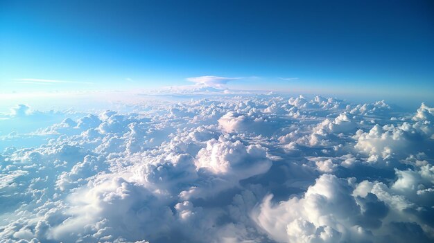 El cielo azul y las nubes blancas