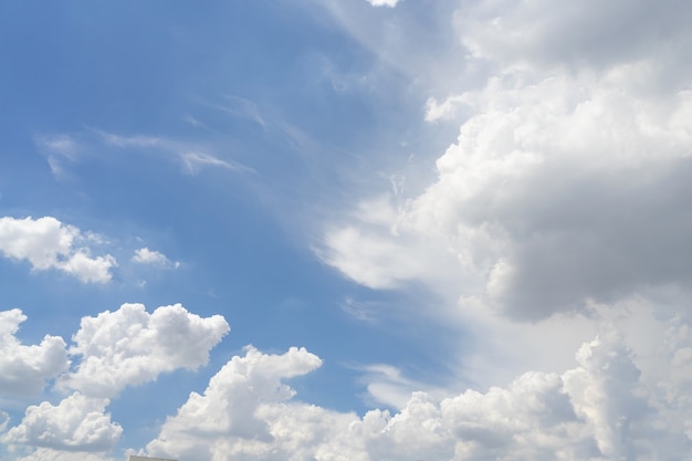 Cielo azul con nubes blancas