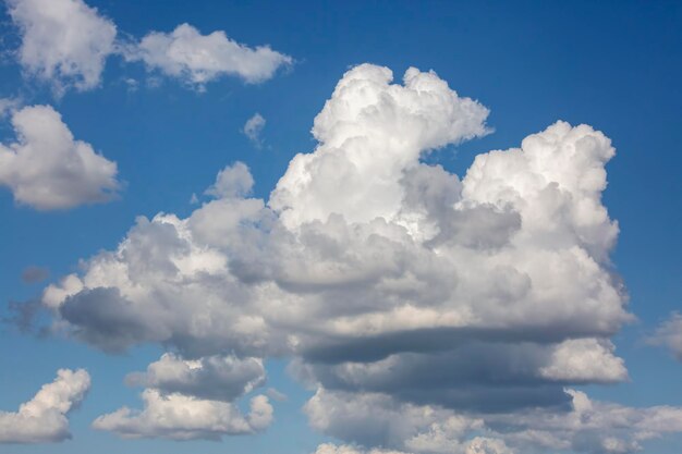 El cielo azul y las nubes blancas