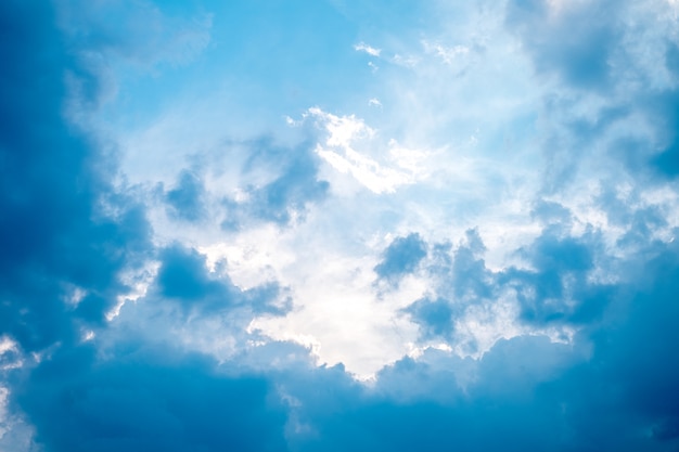 Cielo azul con nubes blancas.