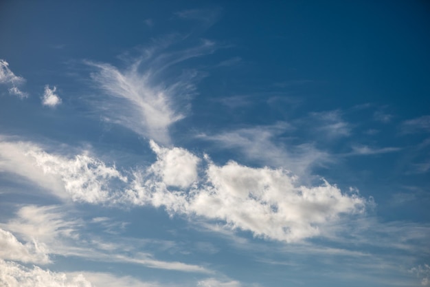 Cielo azul y nubes blancas