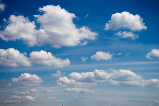 Cielo azul con nubes blancas