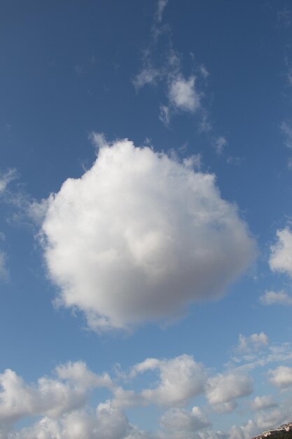 Cielo azul con nubes blancas