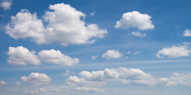 Cielo azul con nubes blancas