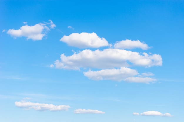 Cielo azul con nubes blancas