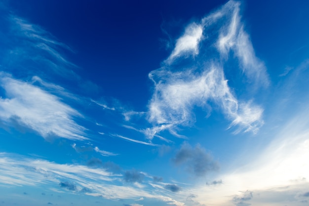 Cielo azul con nubes blancas