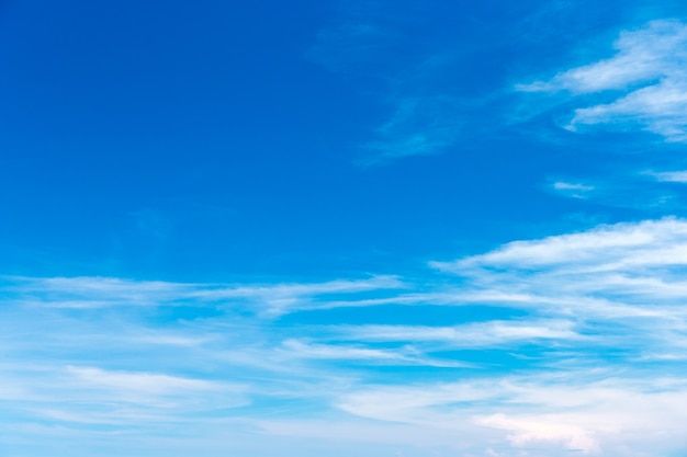 Cielo azul con nubes blancas