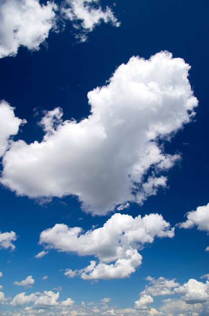 Cielo azul con nubes blancas