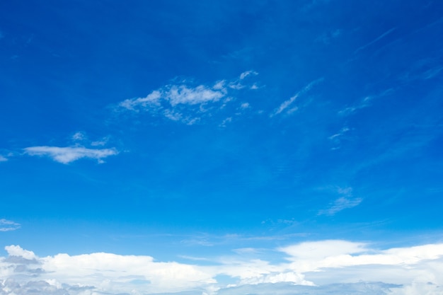 Cielo azul con nubes blancas