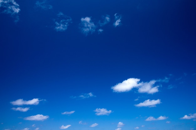 Cielo azul con nubes blancas