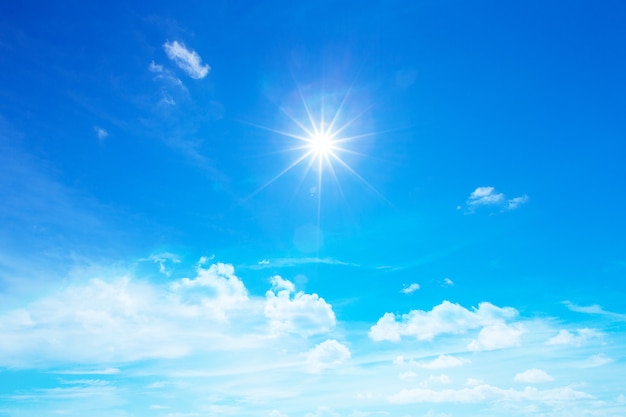 Cielo azul con nubes blancas