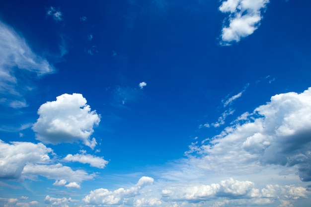 Cielo azul con nubes blancas.