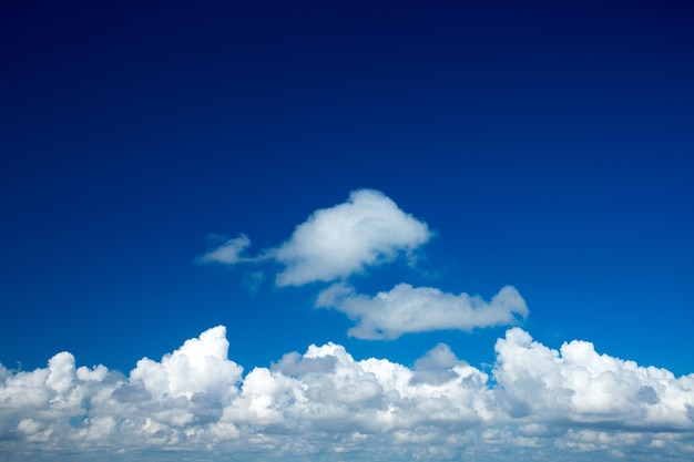 Cielo azul con nubes blancas