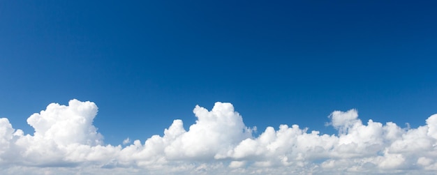 Foto cielo azul con nubes blancas