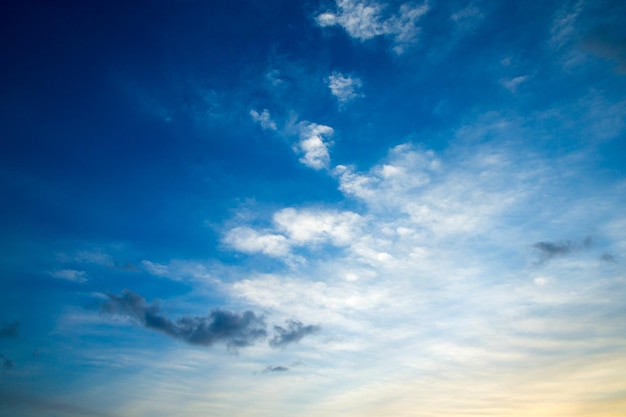 Cielo azul con nubes blancas