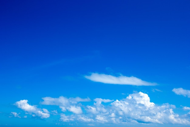 Foto cielo azul con nubes blancas