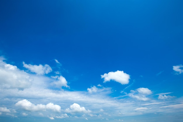 Cielo azul con nubes blancas