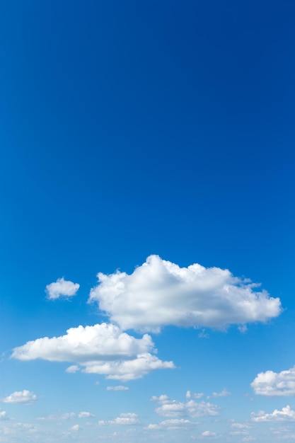 Foto cielo azul con nubes blancas