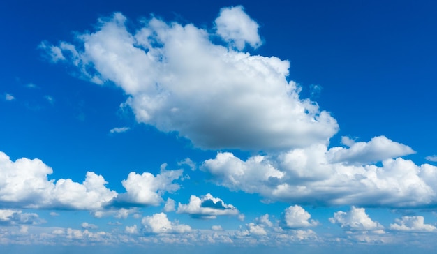 Cielo azul con nubes blancas