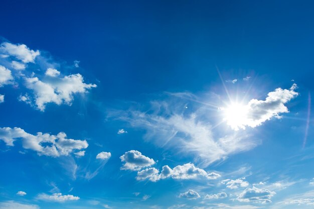 Cielo azul con nubes blancas