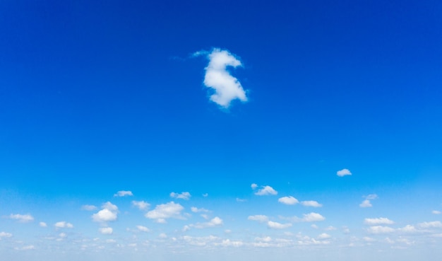 Cielo azul con nubes blancas