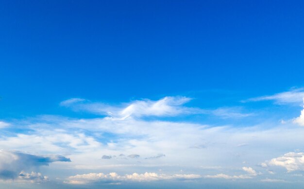 Cielo azul con nubes blancas