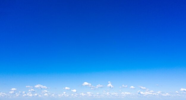 Cielo azul con nubes blancas