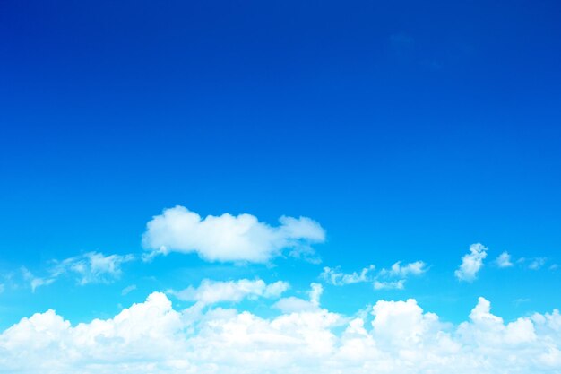 Foto cielo azul con nubes blancas.