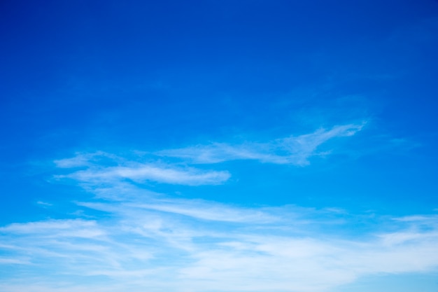 Cielo azul con nubes blancas