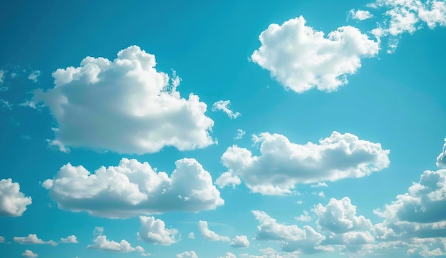 cielo azul y nubes blancas