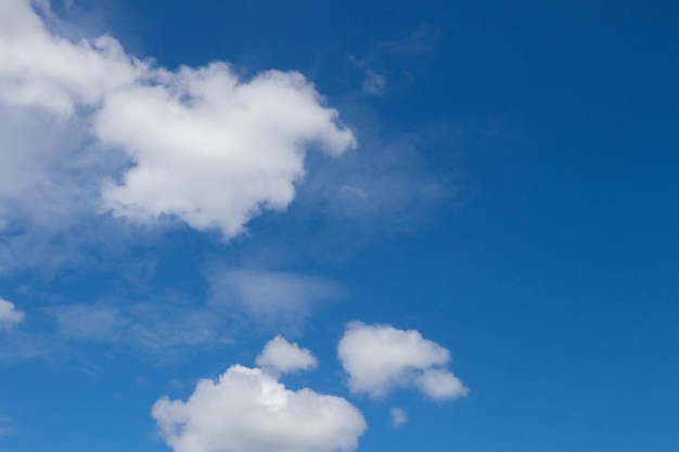 Cielo azul con nubes blancas