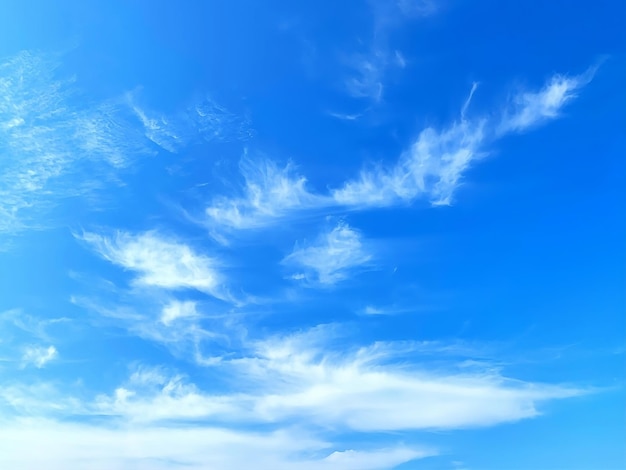 Foto el cielo azul con nubes blancas