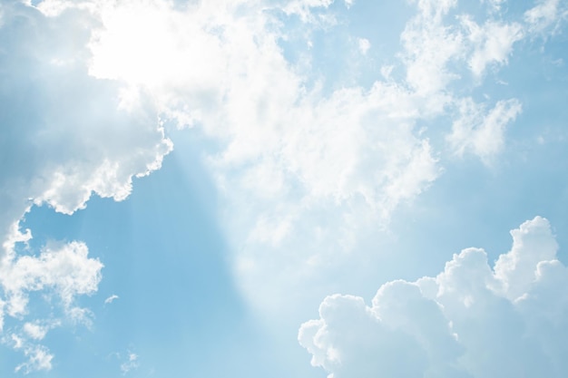 Cielo azul con nubes blancasxA