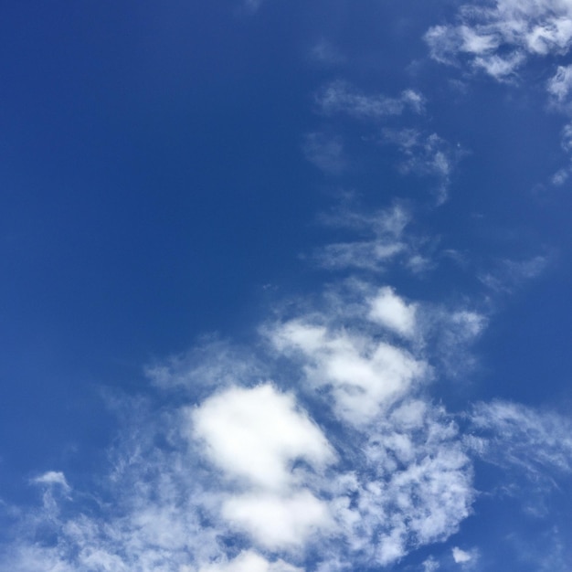 Un cielo azul con nubes y una cara en el medio.