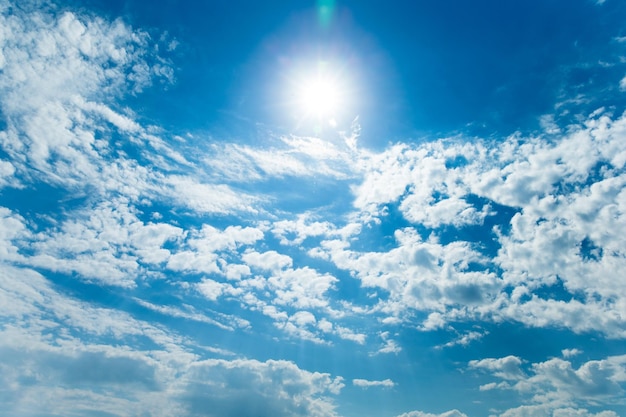 cielo azul con nubes de cerca