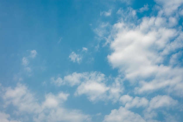 Foto un cielo azul con nubes y un cielo azul