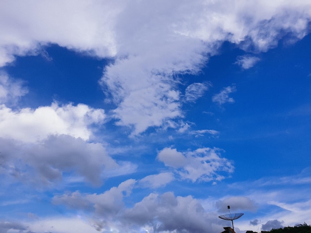 cielo azul y nubes Cielo y nubes de estilo pastelFrescura del nuevo día Fondo azul brillante