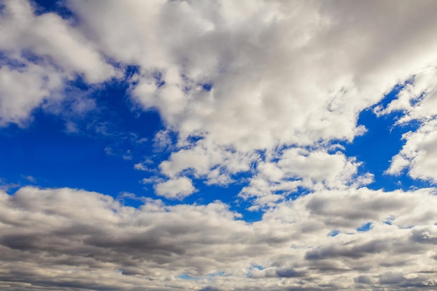 Foto cielo azul con nubes de cielo de primer plano