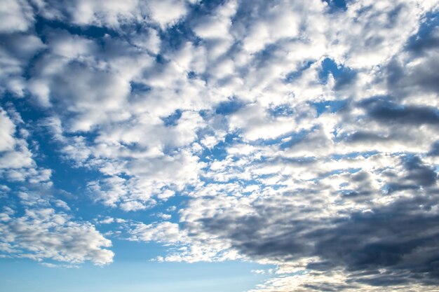 Cielo azul con nubes Cielo sombrío antes de la lluvia