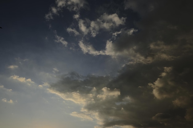 Un cielo azul con nubes en el cielo