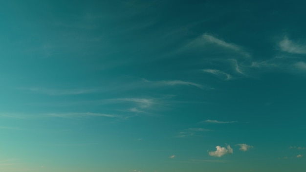 Cielo azul con nubes cirros hermosas nubes cirrus en el cielo azul en un día soleado textura de fondo