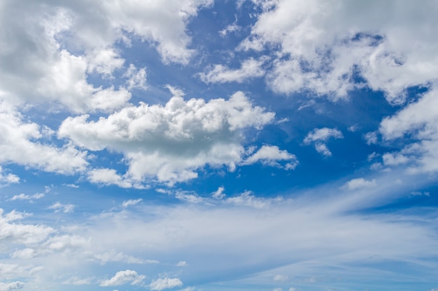 El cielo azul y las nubes cirros se pueden utilizar como fondo